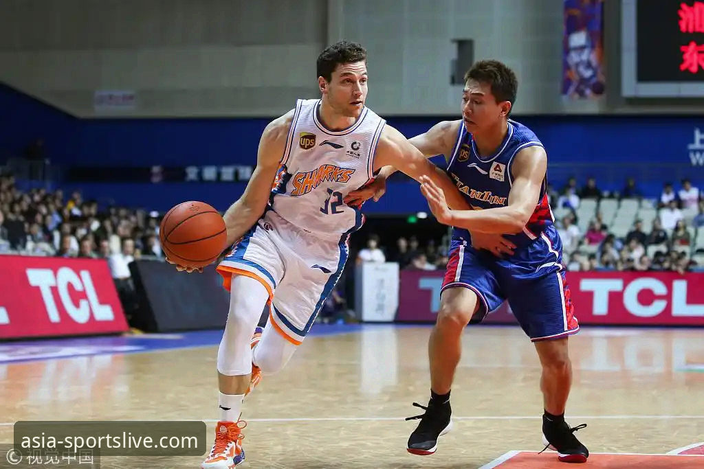 上海男篮的团队协作与天津队的单打独斗：一场战术哲学的深度对比